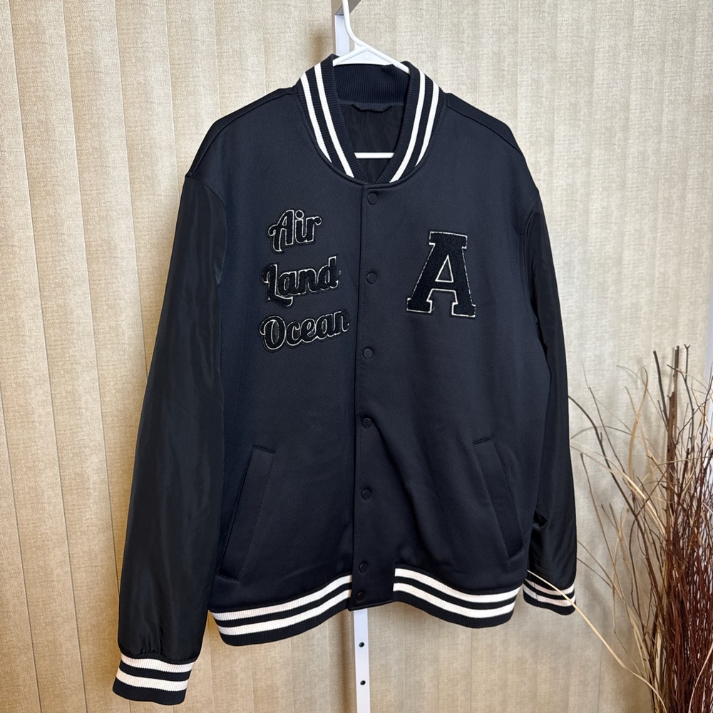 RARE/ALO Yoga the GOAT bomber jacket/Unisex / No size tag but L/XL